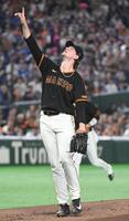 ２回、ボスラーが打ち上げた飛球の行方を指差すウィットリー（撮影・佐藤厚）