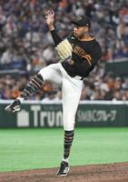 同点の９回表に登板したマルティネス（撮影・佐藤厚）