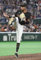 同点の９回表に登板したマルティネス（撮影・佐藤厚）