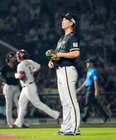 ６回、浅村（奥）に逆転満塁本塁打を浴びた岩崎
