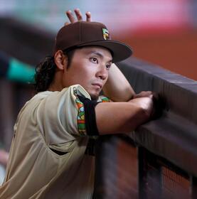 　７回途中で降板し、戦況を見つめる伊藤（撮影・中島達哉）