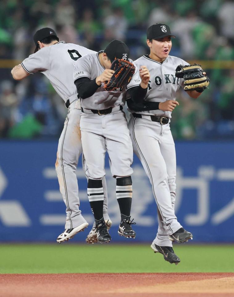 　勝利しナインと喜ぶ笹原（右）＝撮影・金田祐二
