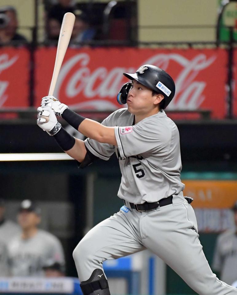 　８回、勝ち越しの２点二塁打を放つ安田（撮影・安藤由華）