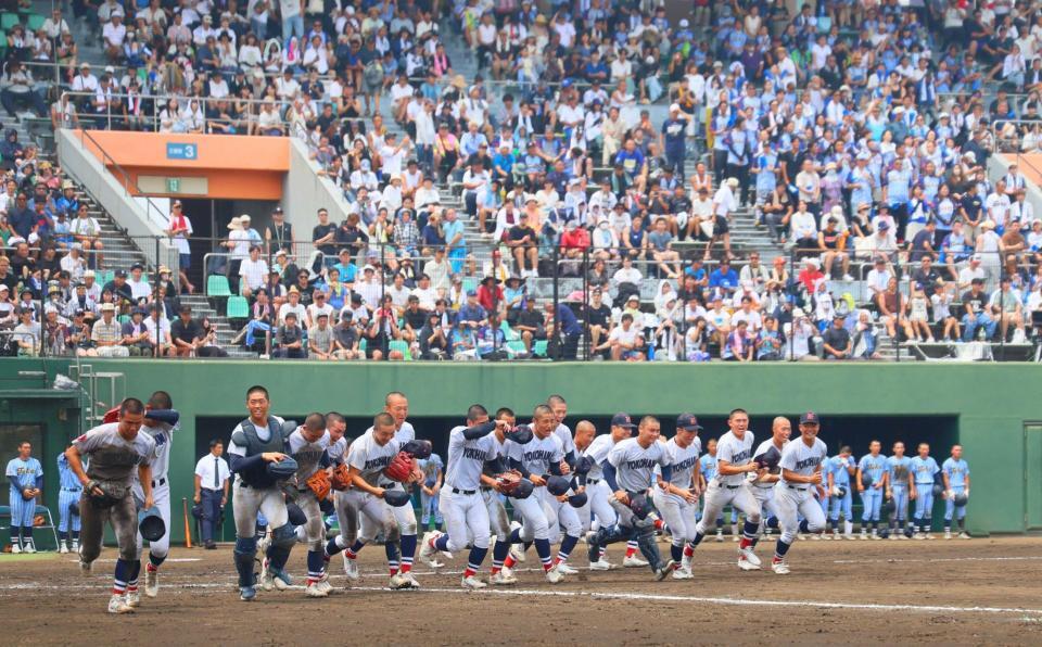 　勝利し、駆け出す横浜ナイン（撮影・石井剣太郎）