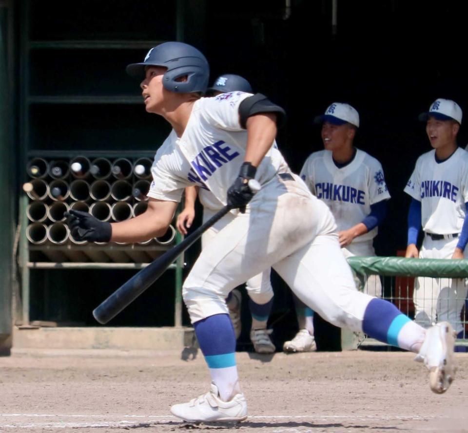 ５回、適時三塁打を放つ呉・渕野（撮影・市尻達拡）
