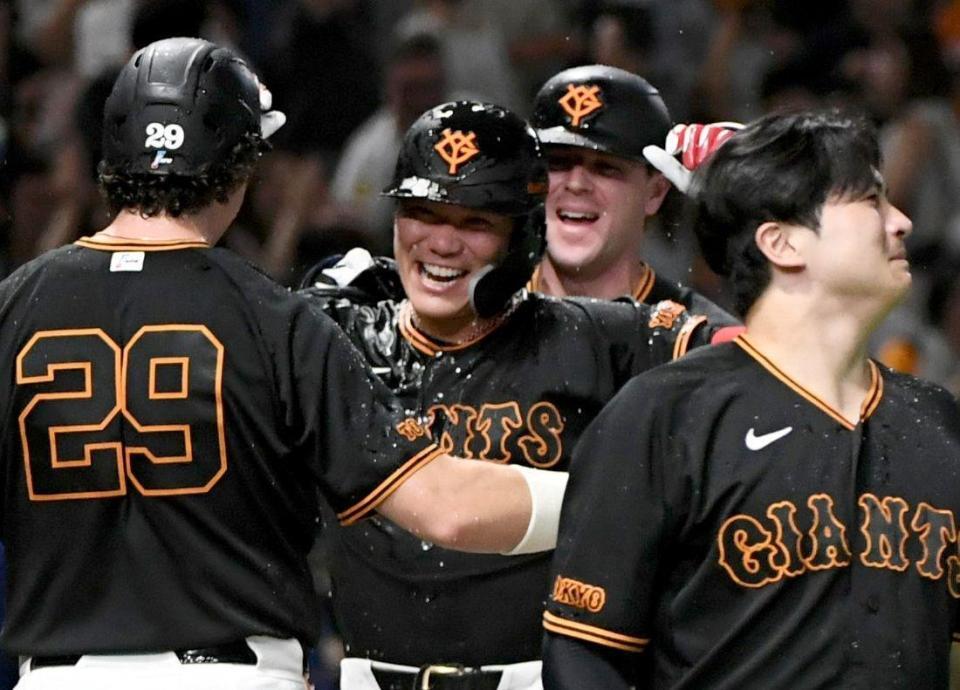 ９回、坂本（中央）は左越えにサヨナラ３ランを放ち、祝福のシャワーを浴びる（撮影・佐藤厚）