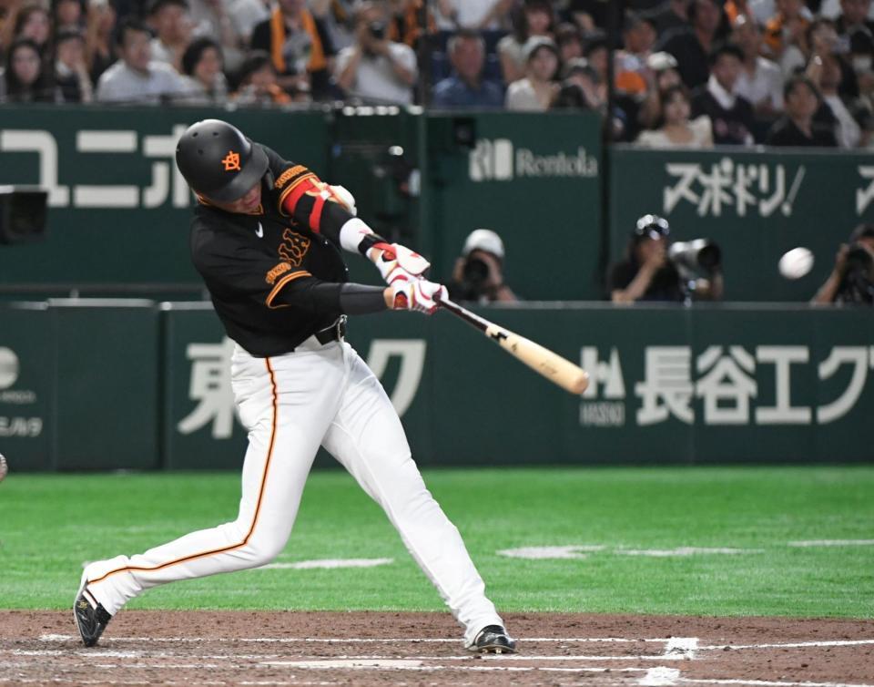 ９回、坂本（中央）は左越えにサヨナラ３ランを放つ（撮影・佐藤厚）