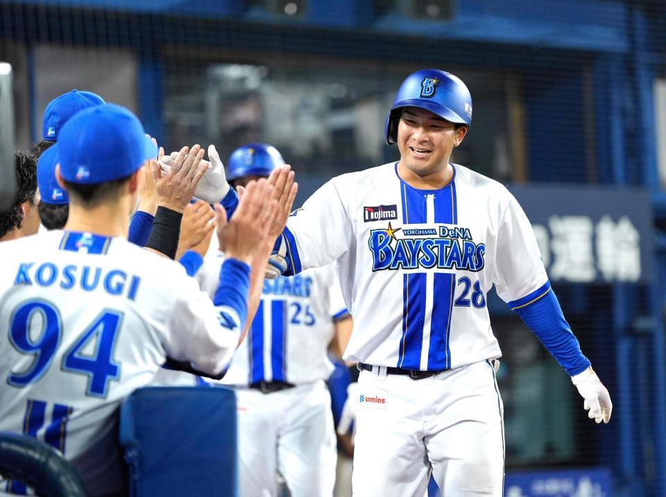 ７回、満塁本塁打を放ちチームメートに迎えられる勝又