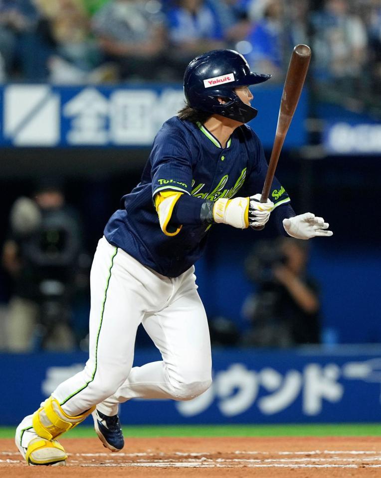６回ヤクルト２死二、三塁、長岡が左前に適時打を放つ＝横浜