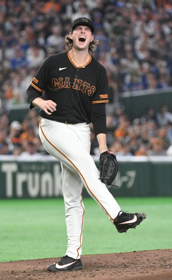 ６回、村松に死球を与え、悔しがるウィットリー（撮影・佐藤厚）
