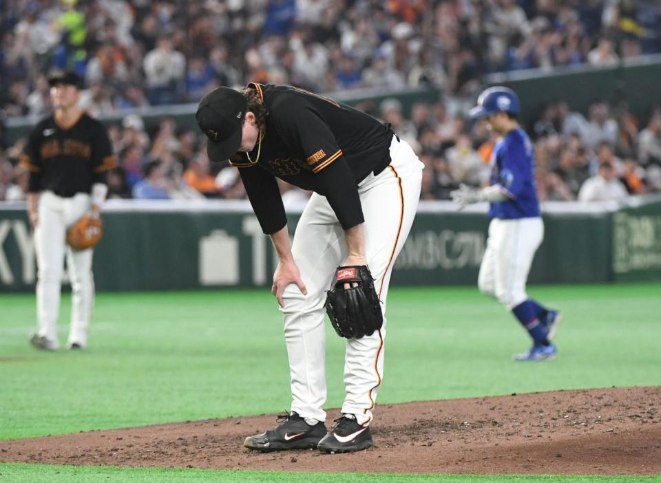 ６回、石川昂に押し出し四球を与え、がっくりと腰を折るウィットリー（撮影・佐藤厚）