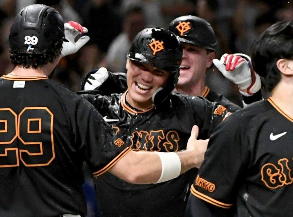 ９回、坂本（中央）は左越えにサヨナラ３ランを放ち、祝福のシャワーを浴びる（撮影・佐藤厚）