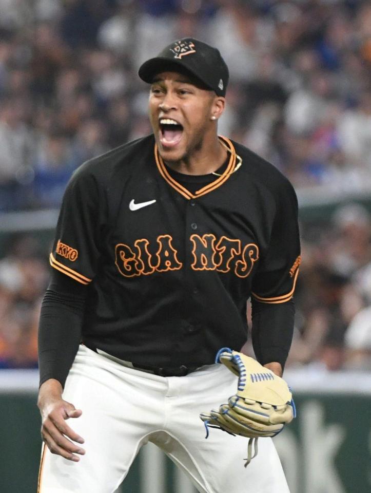 ９回、ボスラーを空振り三振に仕留め、雄叫びを上げるマルティネス（撮影・佐藤厚）