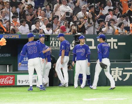 　巨人にサヨナラ負けを喫し、引き揚げる中日ナイン＝東京ドーム