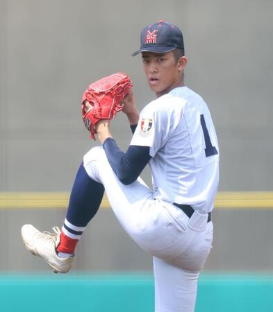 ４回にグラブを替えた横浜・織田翔希（撮影・佐々木彰尚）
