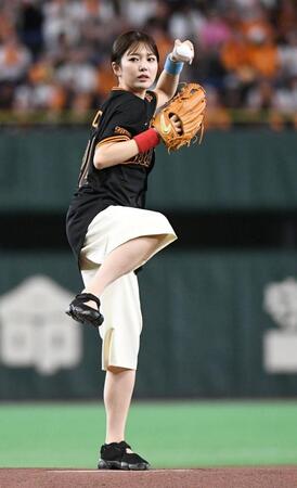 ファーストピッチを行う日テレ・黒田みゆアナ（撮影・佐藤厚）