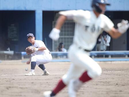 ４回、大阪桐蔭・内海竣太のバントの打球の処理を北野・鈴木健介がもたつく間に内野安打となり、勝ち越しを許す（撮影・坂部計介）
