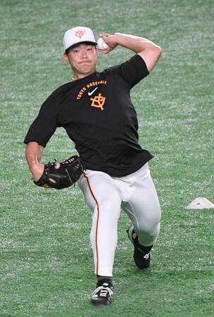 キャッチボールする小笠原（撮影・佐藤厚）