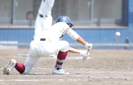 ４回、大阪桐蔭・内海竣太のバントが内野安打となり、勝ち越し点となる（撮影・坂部計介）
