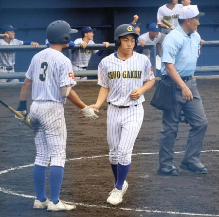 本塁に生還した中央学院・谷晃明外野手