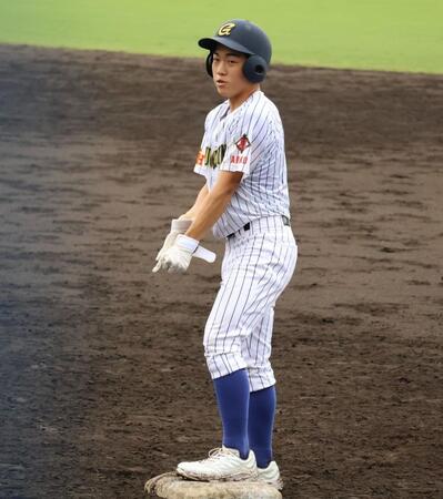右前打を放った中央学院・谷晃明外野手