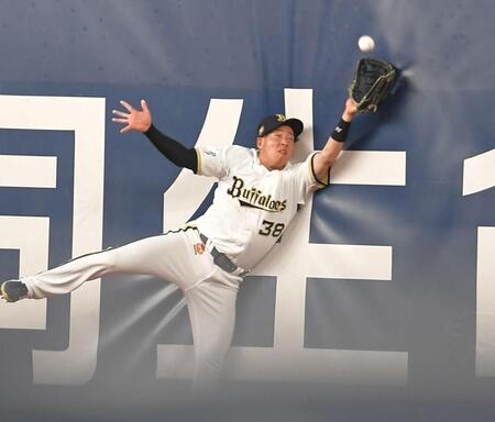 ４回、万波の飛球にグラブを出す来田。リプレー検証の末にアウトとなる（撮影・出月俊成）