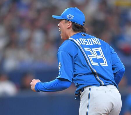 ７回、若月を見逃し三振に仕留め、ガッツポーズをする細野（撮影・出月俊成）