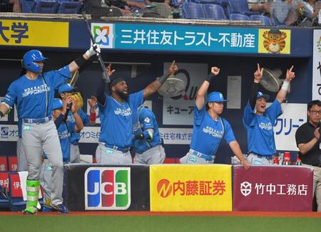 １回、先制点に沸く日本ハムナイン（撮影・出月俊成）