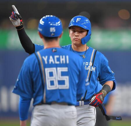 ４回、適時打を放ちポーズをとる野村（撮影・出月俊成）