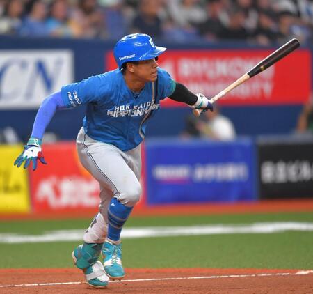 ５回、投手強襲の内野安打を放つ万波（撮影・出月俊成）