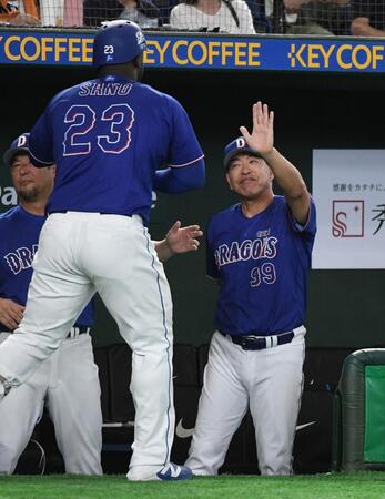 ４回、先制２ランのミゲル・サノー（左）を迎える井上監督（撮影・佐藤厚）
