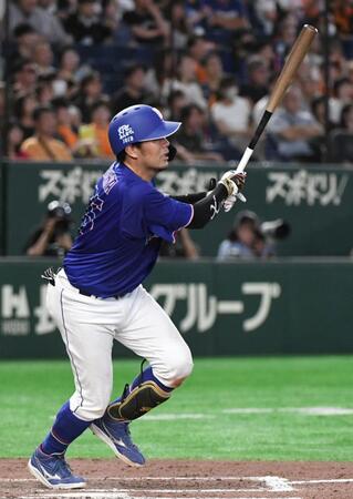 ９回、木下は右越えに適時二塁打を放つ（撮影・佐藤厚）
