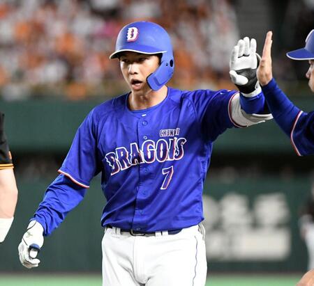 ９回、福永は左前適時打を放つ（撮影・佐藤厚）