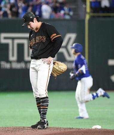 ６回、細川（右）に１３号ソロを打たれ、肩を落とす竹丸（撮影・佐藤厚）