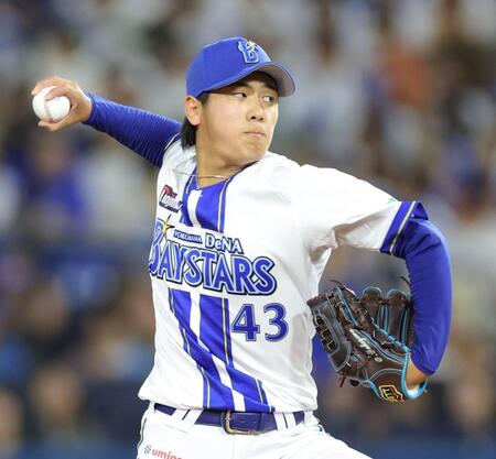 ヤクルト戦に先発し力投する深沢（撮影・西岡正）