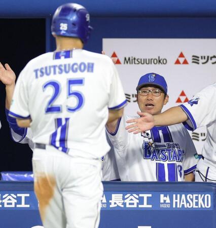 ４回、林の２点二塁打で生還した筒香（左）を迎える相川監督（撮影・西岡正）