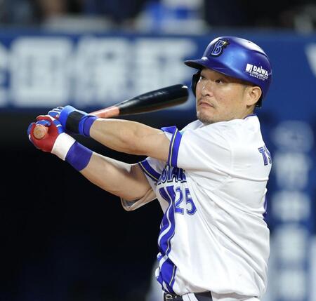 ４回、左前に先制打を放つ筒香（撮影・西岡正）