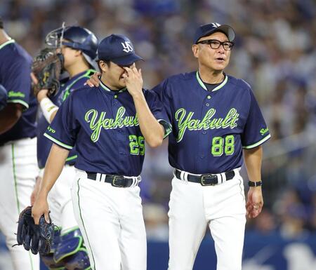 ５回、降板となった松本健（左）を肩を抱く池山監督（撮影・西岡正）