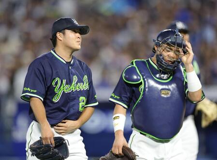 ４回、３点を失い、肩を落としてベンチへ戻る松本健（左）と中村悠のバッテリー（撮影・西岡正）