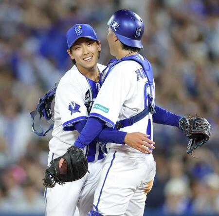 完封勝利で古市（右）と抱き合う深沢（撮影・西岡正）