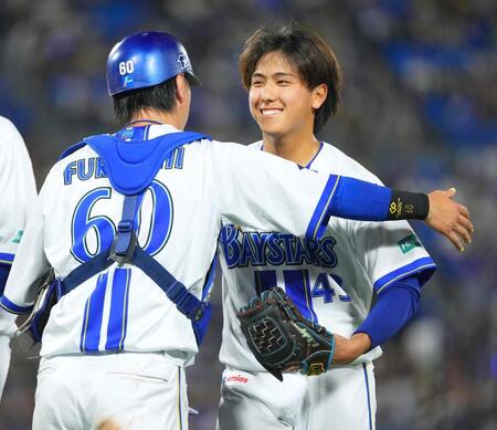 プロ初の完封勝利を挙げ、捕手古市から祝福を受ける深沢