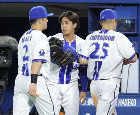 ５回、無失点に抑え、筒香（右）、牧（左）とタッチを交わす深沢（撮影・西岡正）