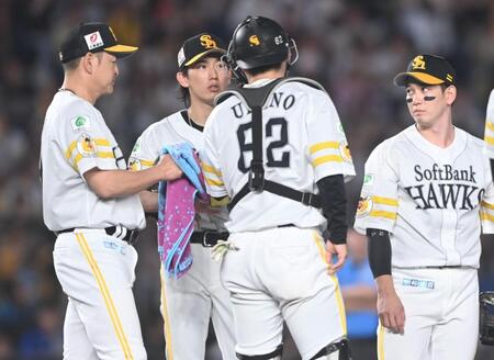 ５回、山口に四球を与え満塁にピンチを迎えた大津（左から２人目）＝撮影・開出牧