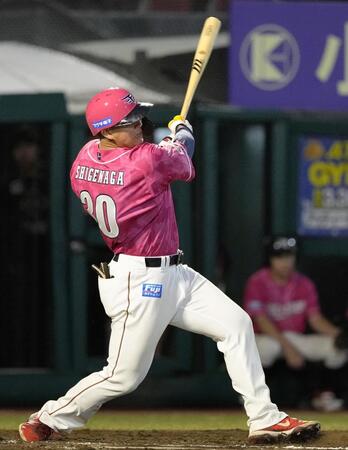 　７回、楽天・繁永が左前にプロ初安打となる決勝打を放つ