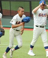 　３回戦を突破した盛岡大付の柳葉主将。右は関口監督
