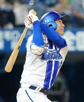 ７回、勝又が右越えに満塁本塁打を放つ