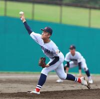 三浦学苑打線相手に力投する横浜・織田翔希（撮影・佐々木彰尚）