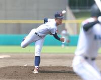 三浦学苑打線相手に力投する横浜・織田翔希（撮影・佐々木彰尚）