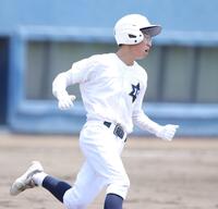 ２回、北野・筒井恒介は左前に適時打を放ち、一塁に駆け出す（撮影・坂部計介）