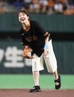 ファーストピッチを行う日テレ・黒田みゆアナ（撮影・佐藤厚）